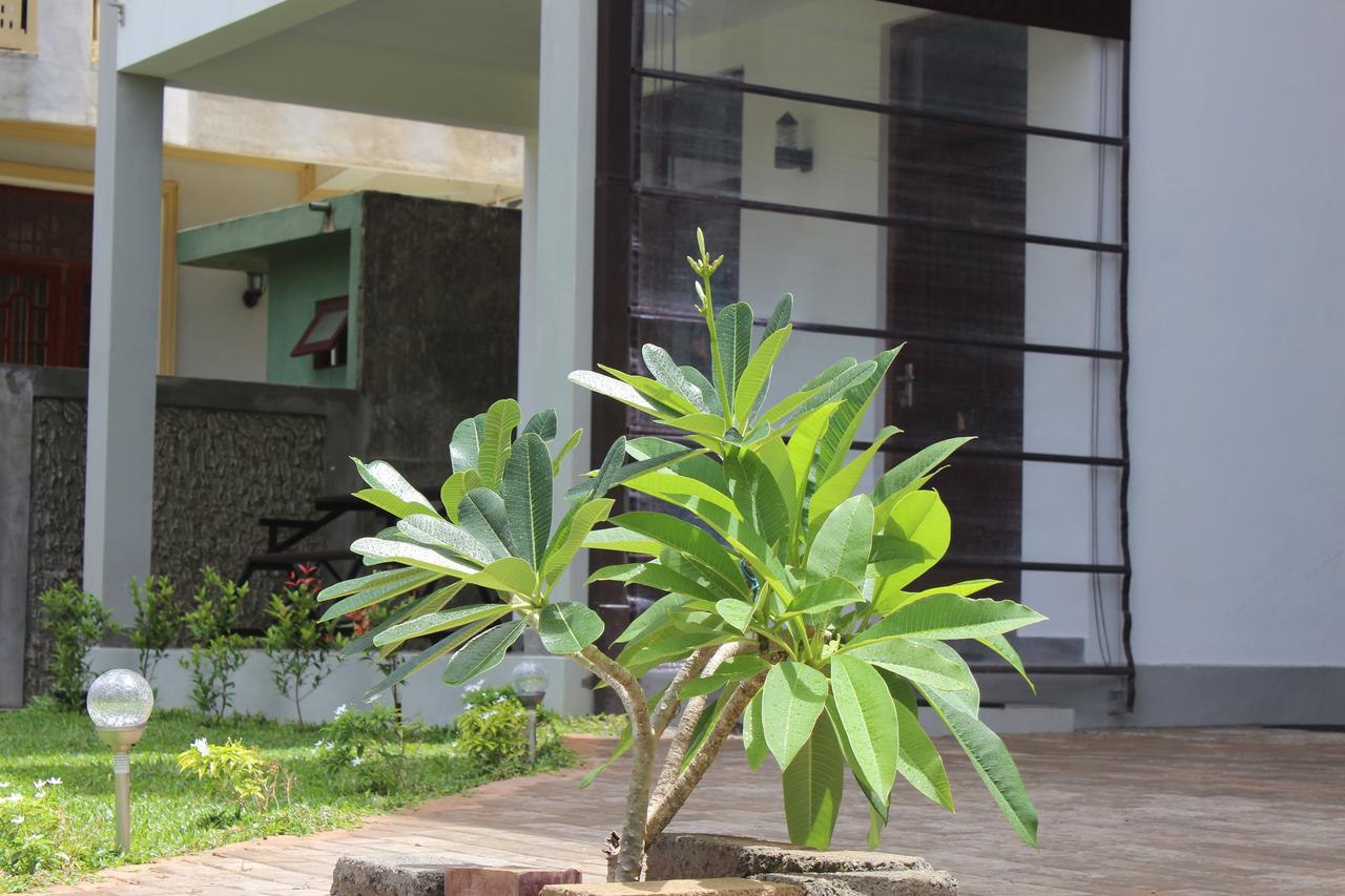 Sea Breeze Deluxe Inn Negombo Bagian luar foto