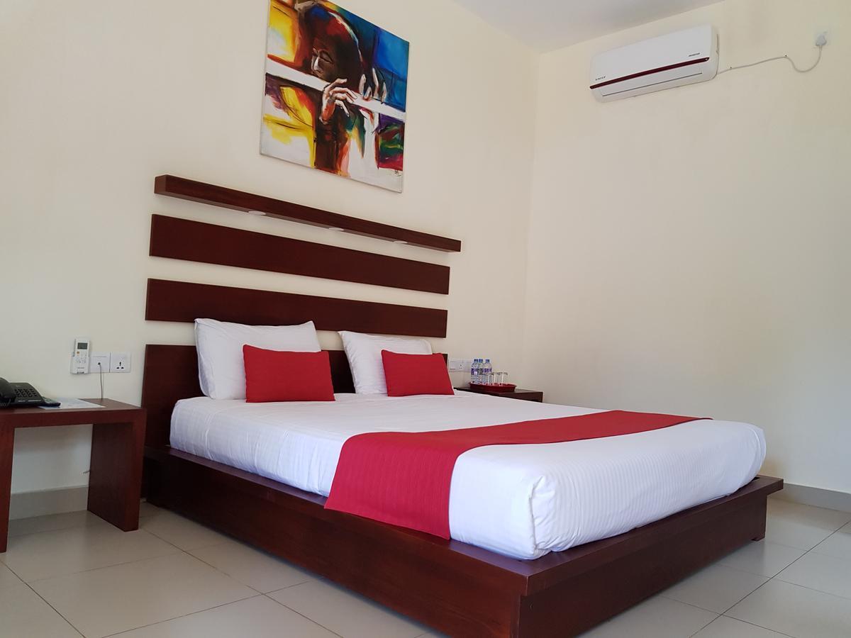 Sea Breeze Deluxe Inn Negombo Bagian luar foto